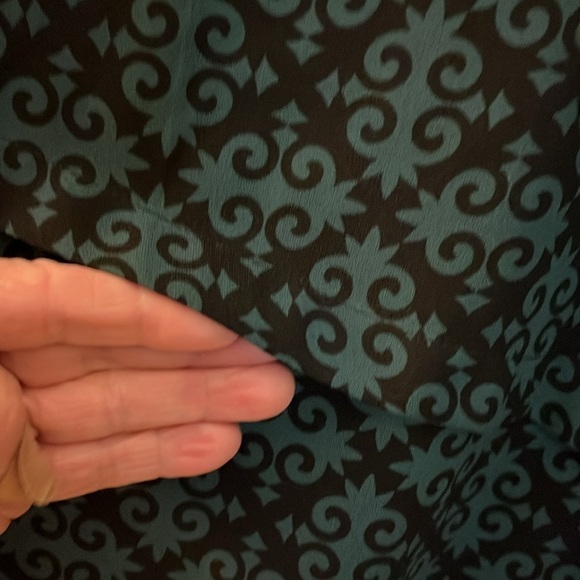 Dana Buchman black and forest green patterned top. Size Large. - Picture 5 of 9